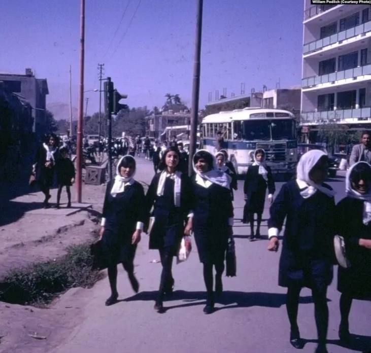 تصویر زمانی را نشان می دهد که دختران افغان به آرامی  در سال 1346 بعد از پایان  کلاس روزانه از مدرسه به خانه برمی گشتند